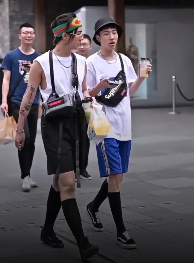 本以为女生穿长筒袜很潮，直到看见这两小哥哥，后面直男都笑了！