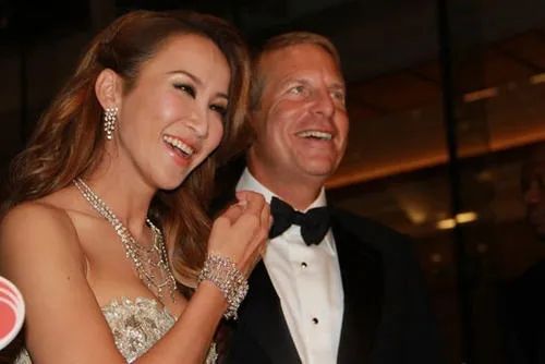 李玟富商夫又买豪宅，曾为李玟办亿元婚礼，结婚9年成宠妻狂魔