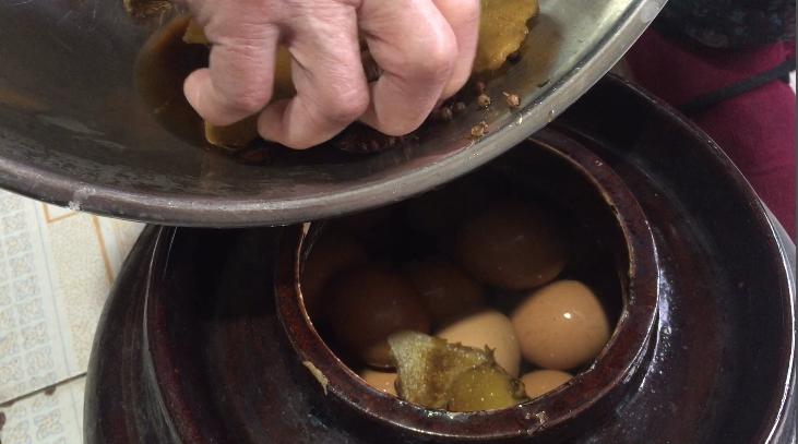 老妈腌鸡蛋不外传的秘诀,农村媳妇教你祖传秘方腌鸡蛋