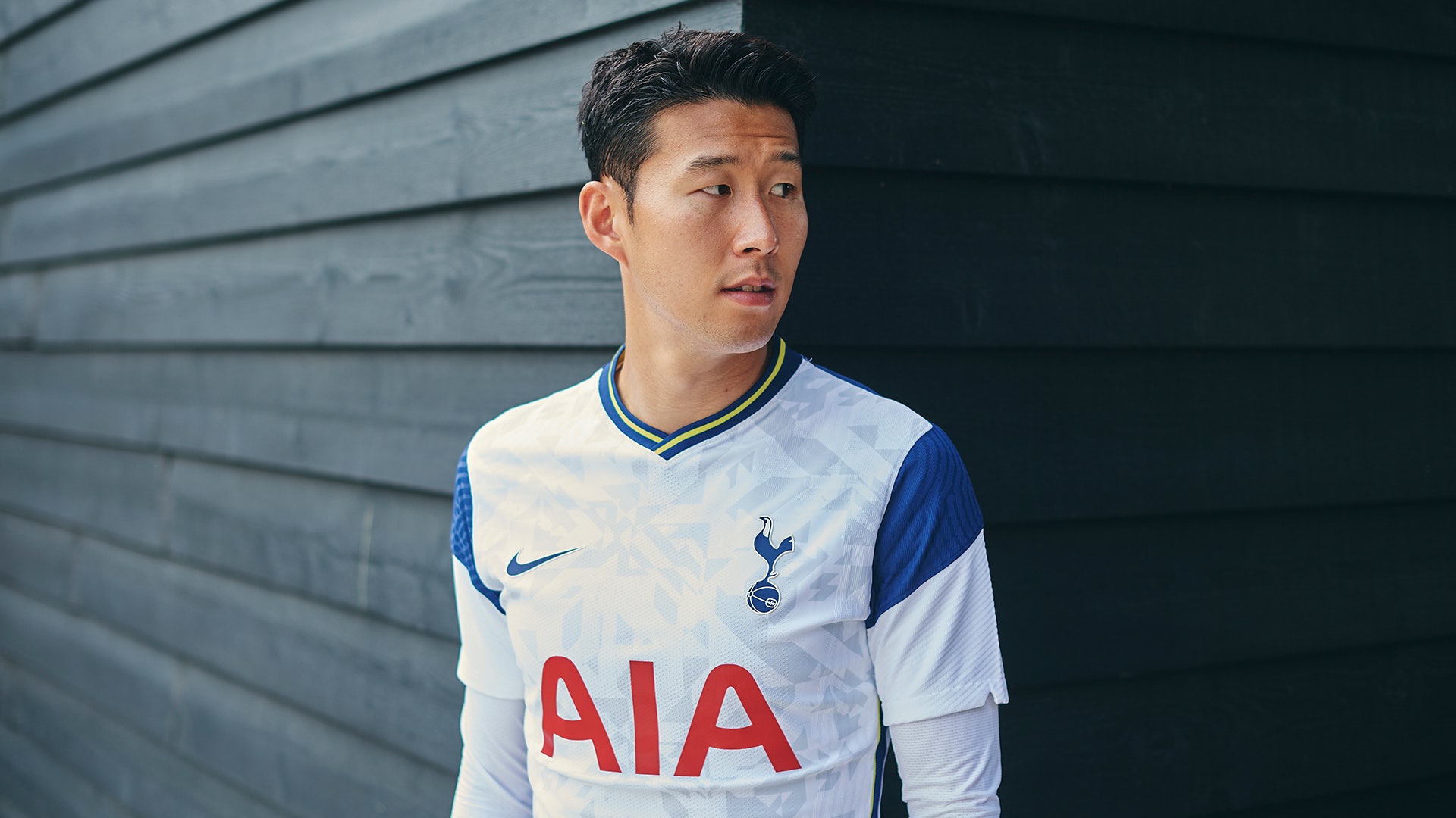 曼城13-14赛季主场球衣,19-20赛季曼城黑色客场球衣