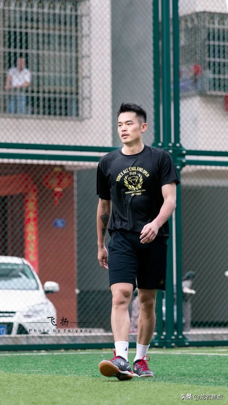 林丹脚踢球,林丹回到球场赢了