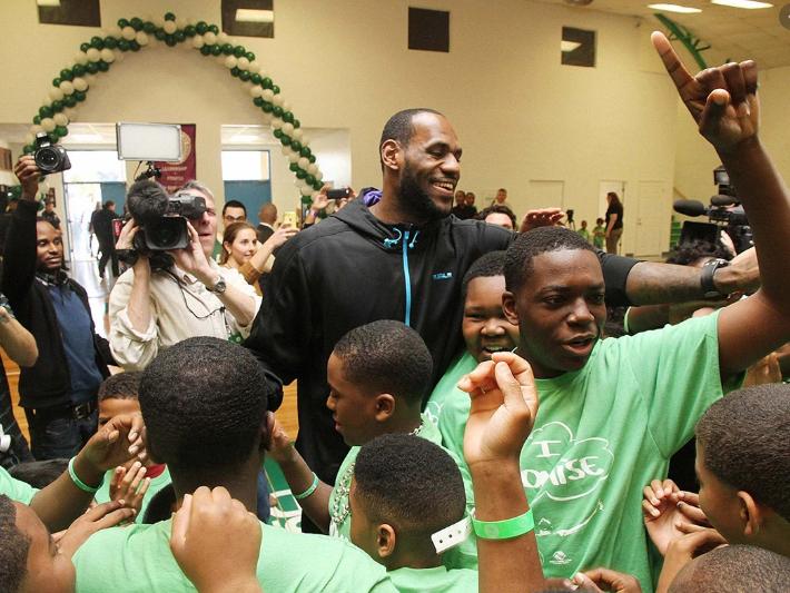 詹姆斯是不是救了安东尼,他救了一条人命挽救了2个家庭