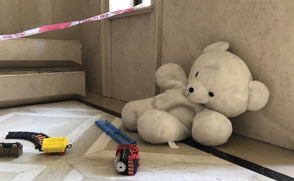 居民楼掉落男童当场死亡,小区内一男童高楼坠亡