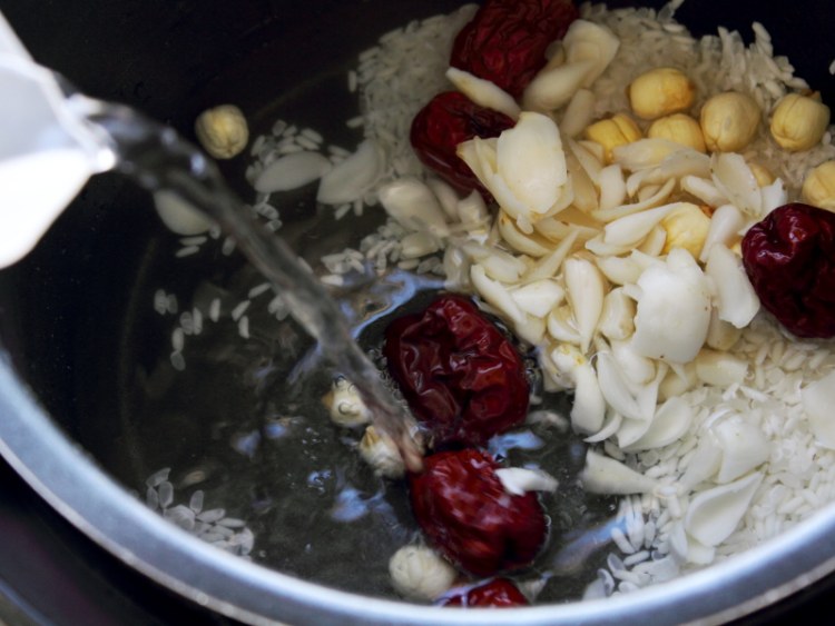 莲子百合和什么煲汤最好,百合莲子红枣粥做法儿童