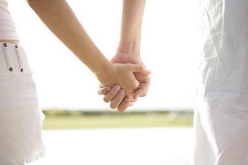 初三学生早恋遭老师反对，两人用502胶粘手抗议，网友：傻孩子