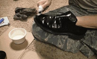 皮鞋脏了用鞋油怎么清洗,皮鞋脏了怎么清理