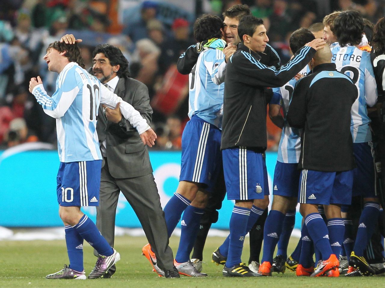 梅西第8次夺得金球奖全场起立,回顾梅西七次夺金球奖