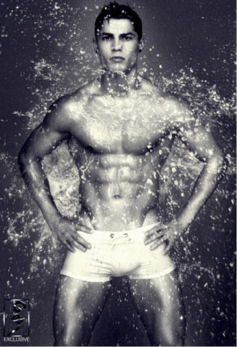 C罗半裸秀肌肉高清图片,C罗健身照片