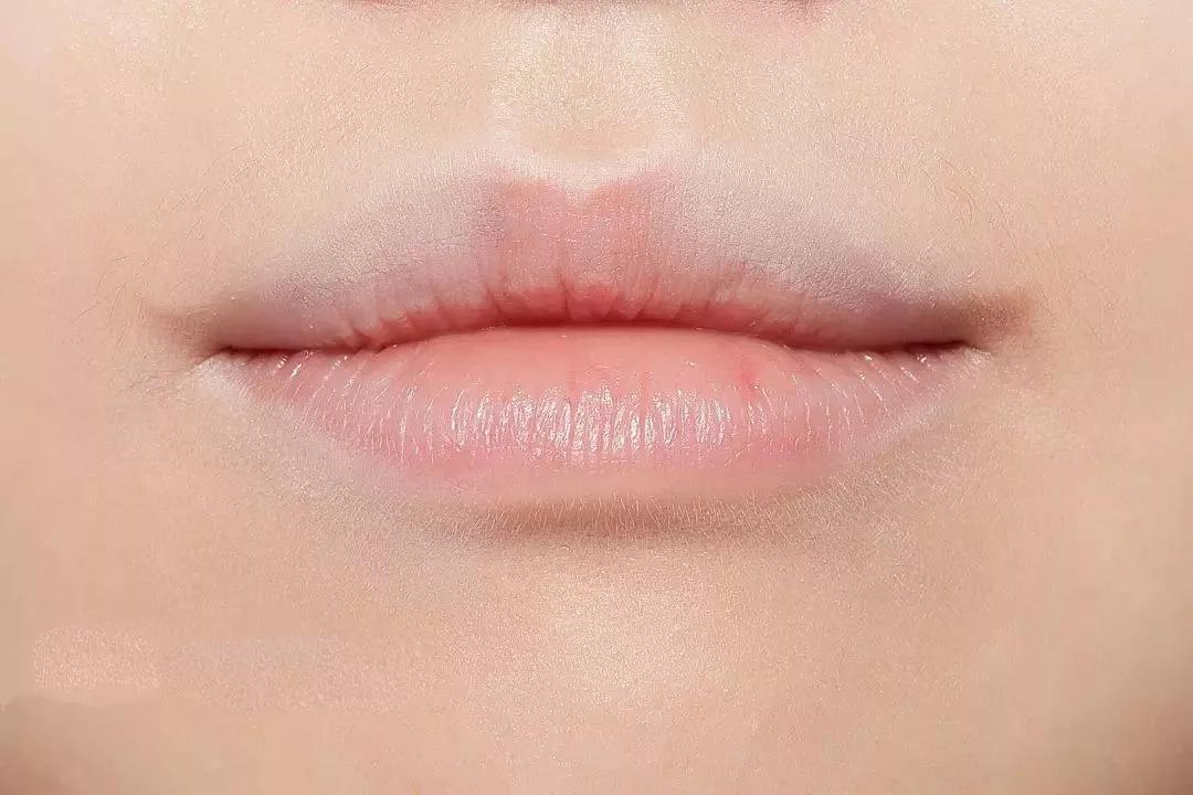 嘴巴有点突出怎么化唇妆,没有唇形怎么画唇妆手把手教