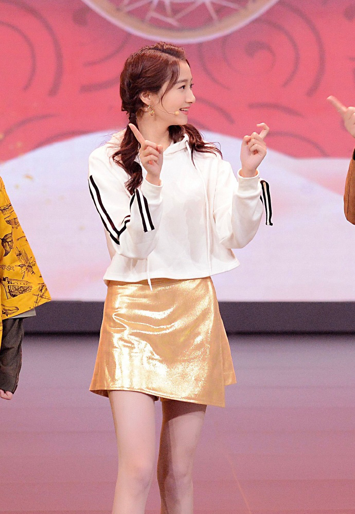 关晓彤露肚脐穿搭,关晓彤穿露脐短上衣