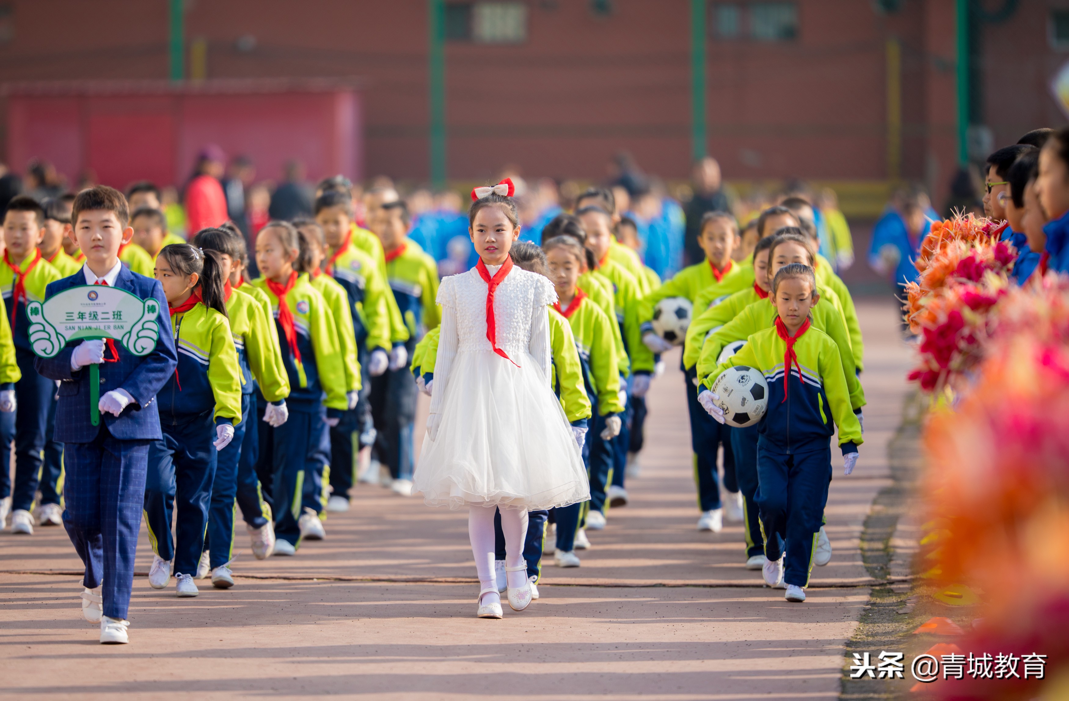 小学足球联赛拉开序幕,下南街小学第五届足球联赛开幕式