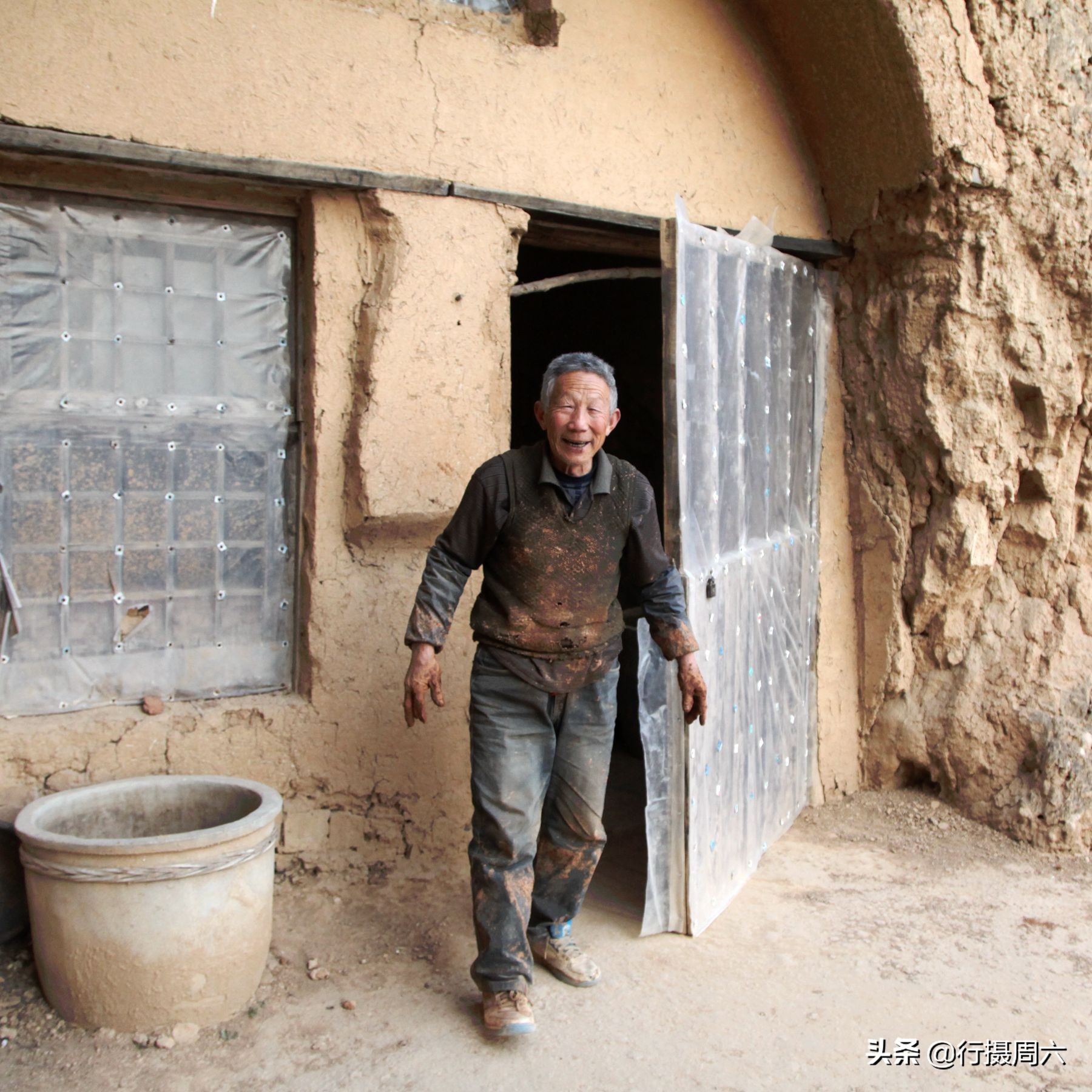 小伙深山隐居烧制陶罐,河南大山陶罐