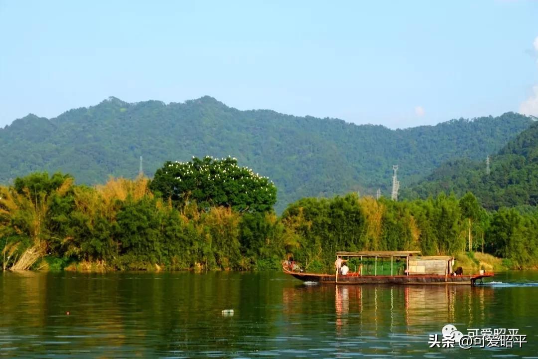 昭平县桂江东岸公路视频,贺州昭平道路建设