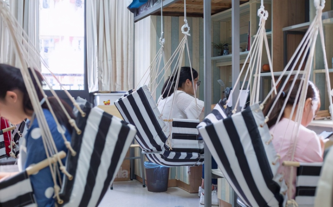 大学刚开学，学生就被舍友针对，半夜在论坛哭诉，学姐：活该