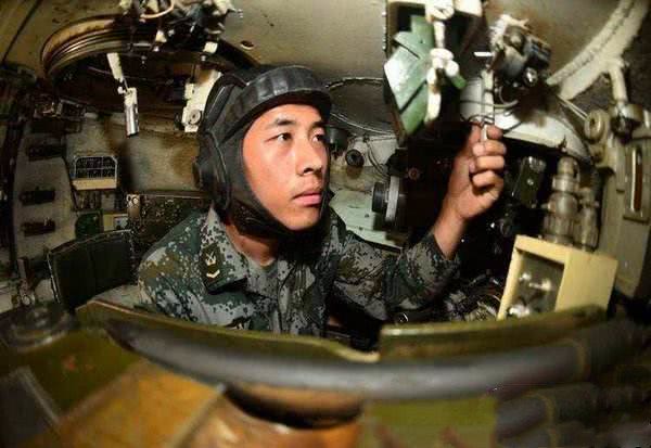 坦克内部怎么上厕所,坦克兵上厕所