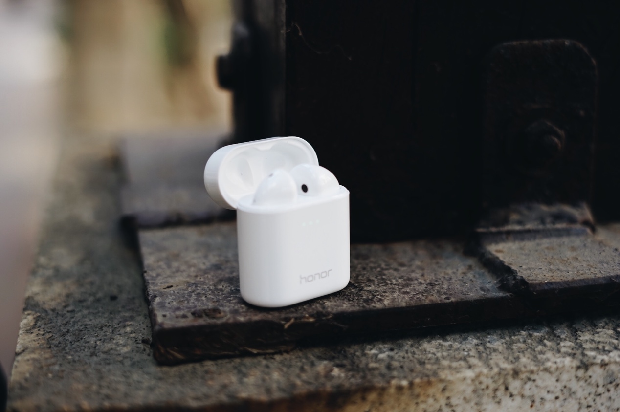 荣耀FlyPodsPro无线蓝牙耳机,用骨声纹识别给人机交互再添把力