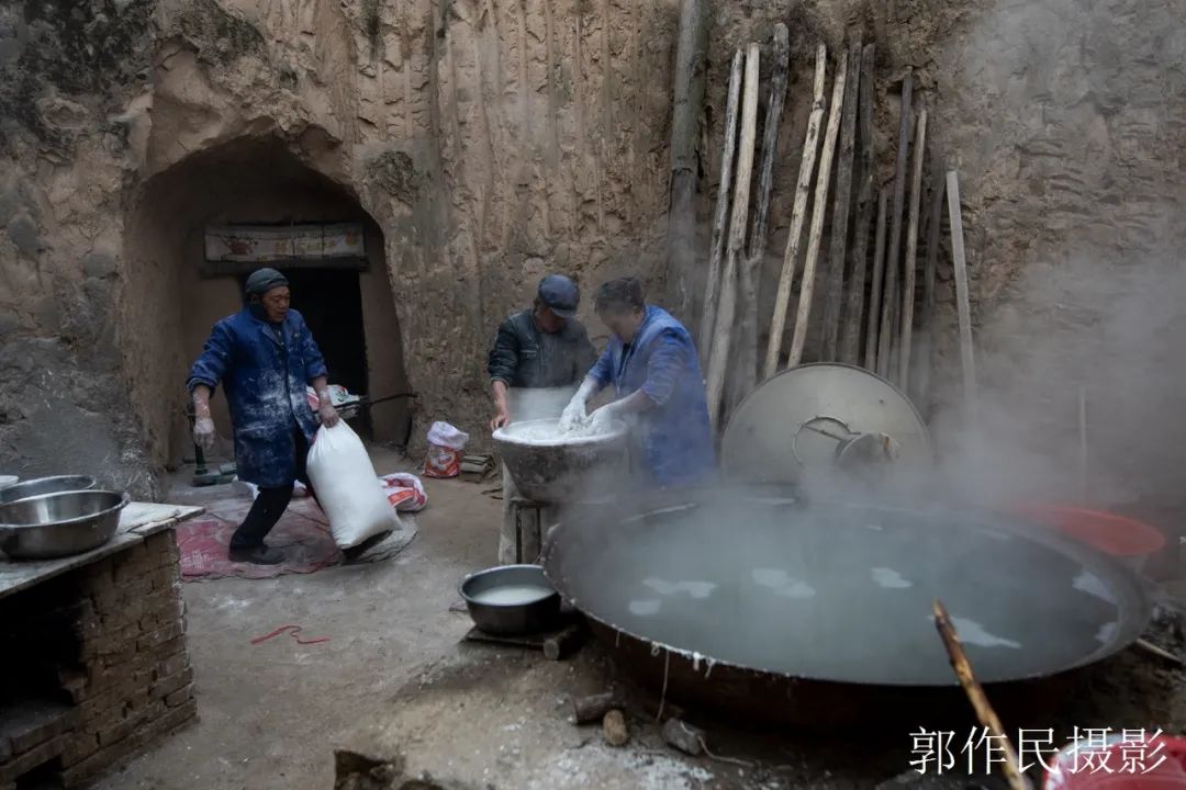 山东漏粉条的过程视频,漏瓢式粉条制作技术视频