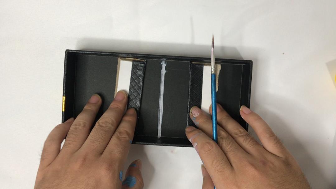 简单的足球小制作,纸盒桌上足球