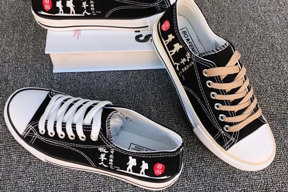为什么年轻人喜欢穿帆布鞋,初中生现在为什么喜欢穿运动鞋