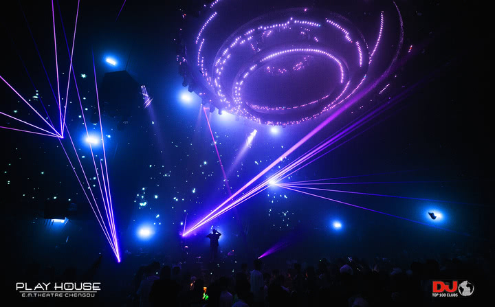 他拍下成都夜店的“纸醉金迷”，都市男女们在这里挥金如土