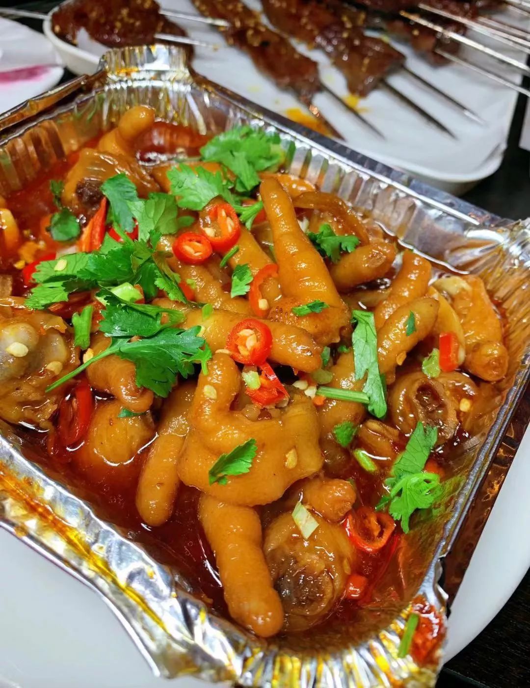 长春这家音乐串吧大块肉按斤称，崂山一元一瓶，青岛喝一箱送一箱