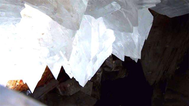 沙漠中的水晶宫,位于地下300米处,水晶长11米,却不用担心被偷