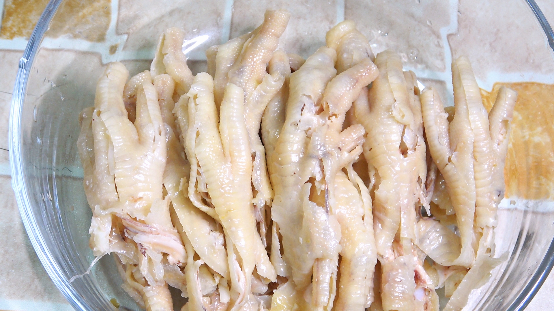 鸡爪去骨新方法，一根牙签就搞定，简单快速又完整，真实用