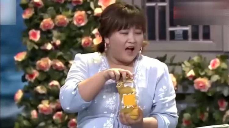 女生拧不开瓶盖却不要你帮忙,有些女生是真拧不开瓶盖