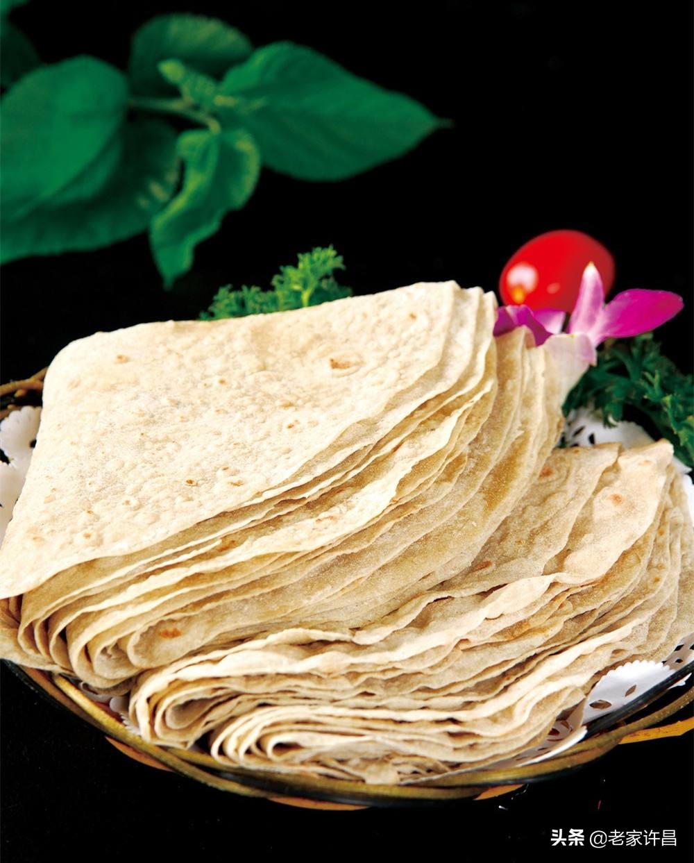 河南的美食馒头蘸酱豆,烙馍卷酱豆图片