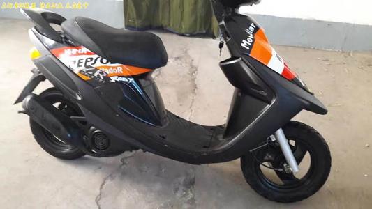 两个人骑行的摩托车雅马哈,骑上我的小摩托极速版