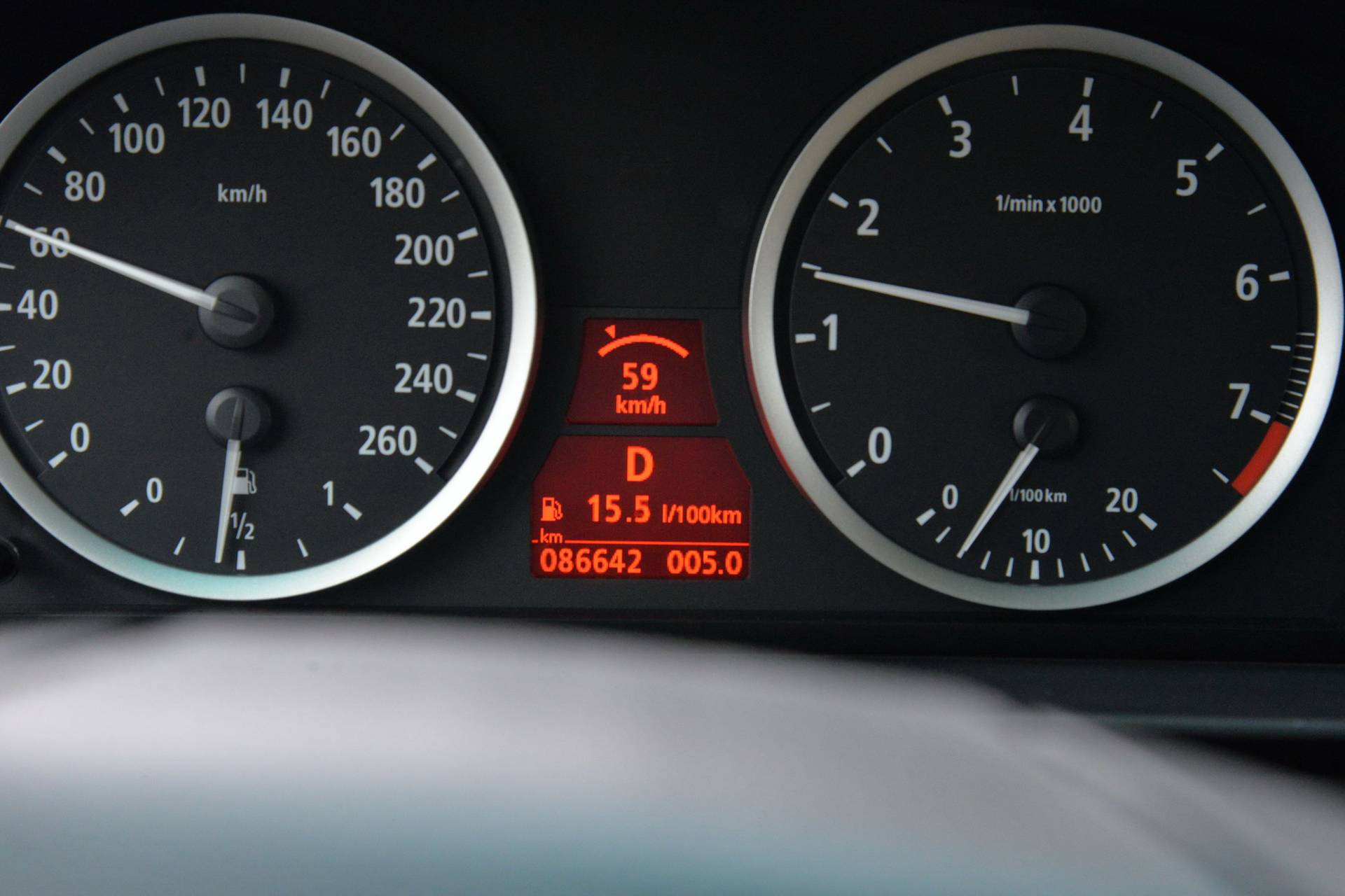 11万出头宝马5系，有电视带冰箱，顺丰小哥难自拔「路试笔记」