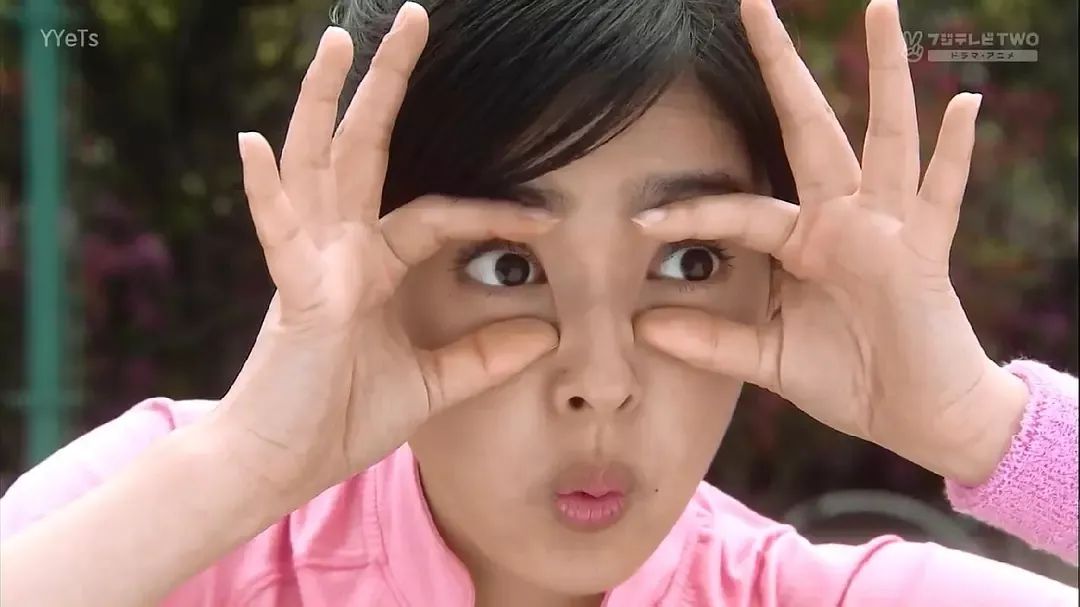 女生怎么做会让男人觉得很爱她,女生怎么让男生忍不住想吻她