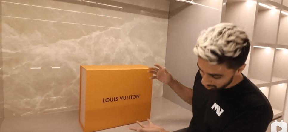 迪拜男子奋斗十年买下劳斯莱斯,迪拜小伙卖掉劳斯莱斯买法拉利