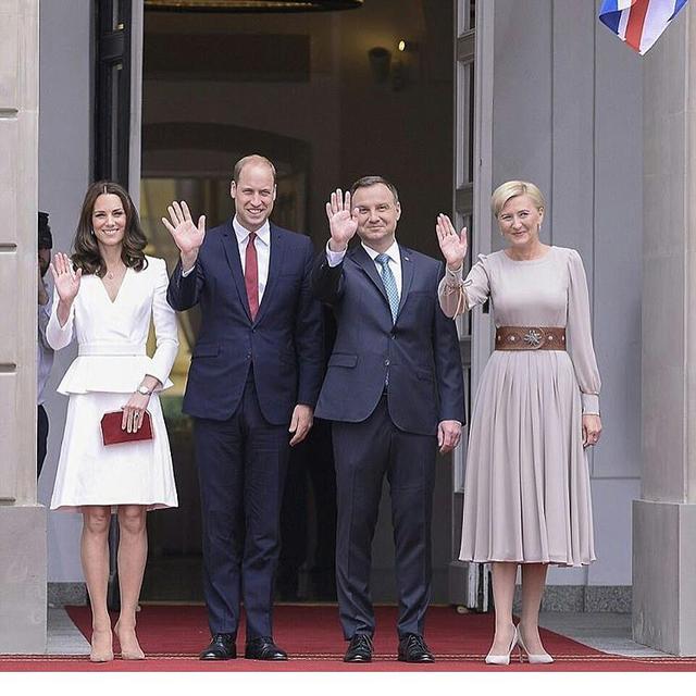 她打遍天下无敌手,红裙让丹麦王妃惨败,同框梅拉尼亚也是稳赢