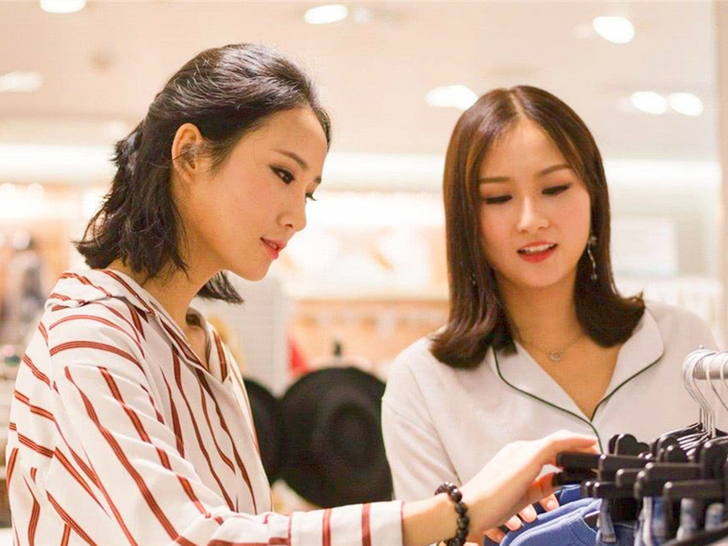 实体店一件衣服卖230利润有多少,同一件衣服为什么有的便宜1000多