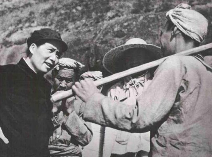 重庆谈判期间，毛主席一支烟让蒋介石后怕不已：此人不可轻视