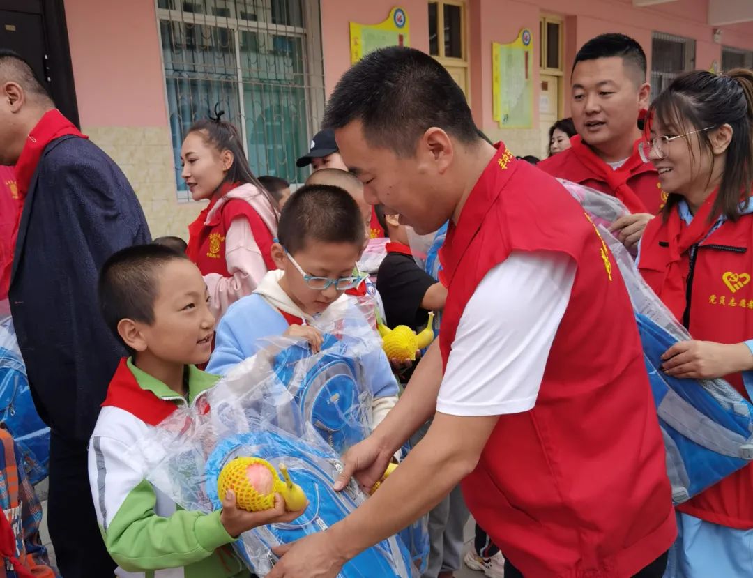 爱心团队助山区孩子圆梦,手拉手圆梦微心愿