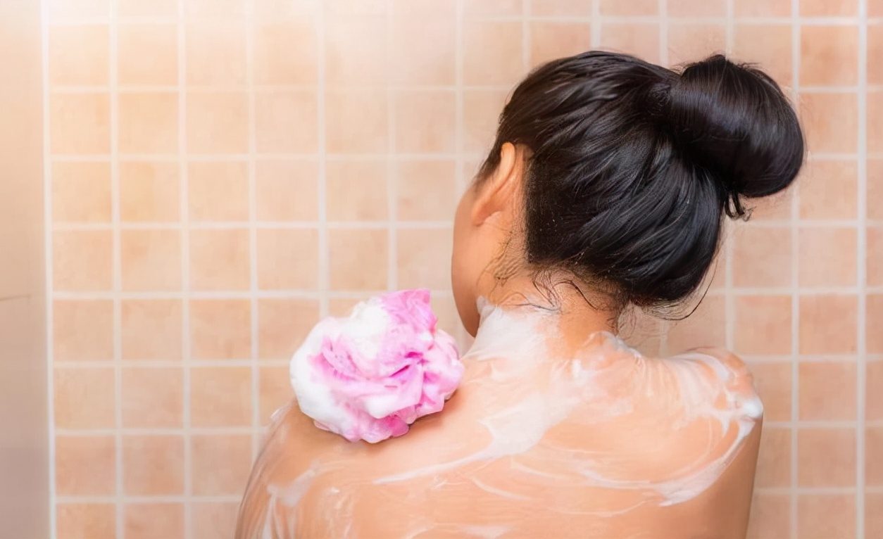 女生洗澡时会站着尿尿吗？别不好意思，看看对身体有益还是有害？