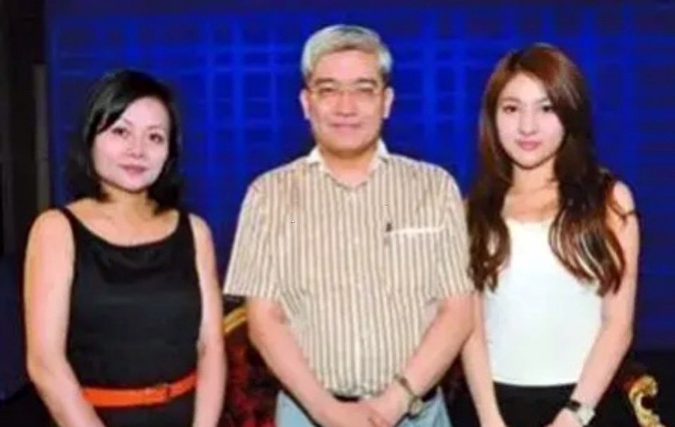 2011年，55岁的*咸平郎**爱上31岁空姐，2年后分手想让空姐赔他900万