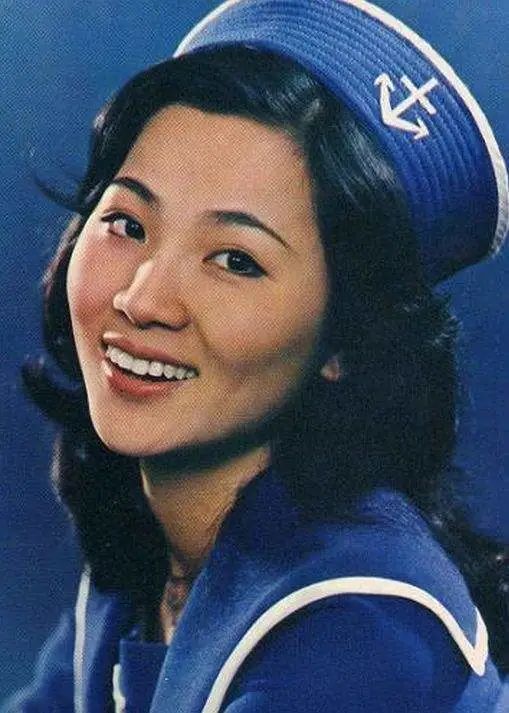 帽子歌后凤飞飞照片,台湾歌后凤飞飞简历