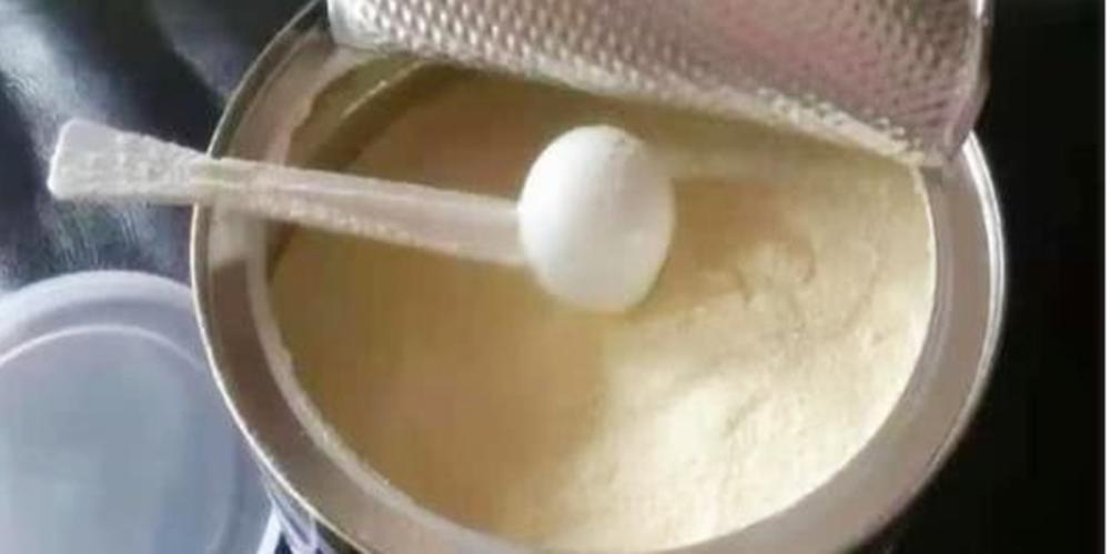 有些奶粉勺子为什么在奶粉里面,奶粉的小勺底部为什么有个小洞