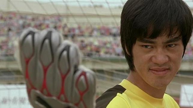 少林足球周星驰被飞铲,少林足球周星驰扔鸡蛋