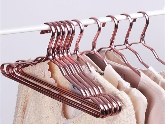 铝合金衣架会蹭黑衣服吗,浸塑衣架会生锈吗