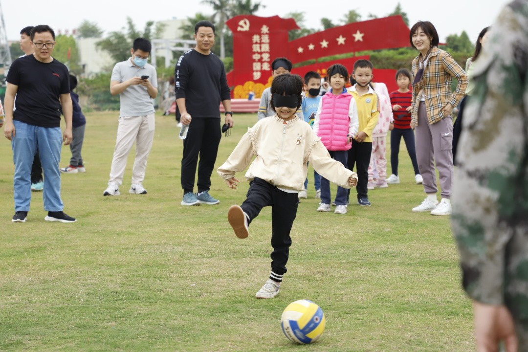 东莞东城莞师附小2022届604班,莞师附小学生踢球