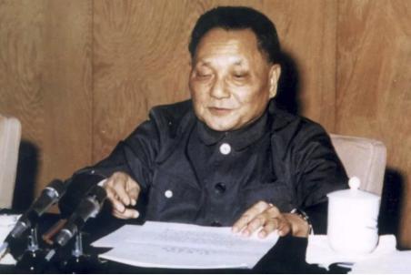 1979年改革，没钱发展怎么办？邓公请5位大佬涮羊肉，点将荣毅仁