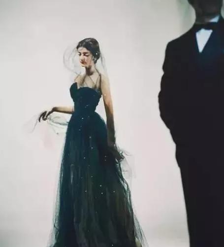 超模女王卡门：三次婚姻不幸，83岁有小鲜肉男友，89岁还上台走秀