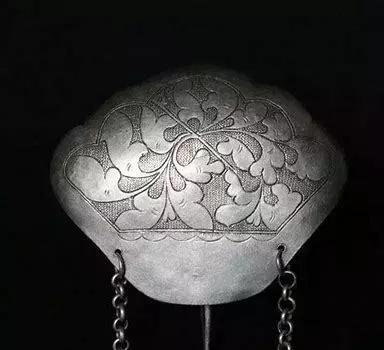 錾刻需要使用不同的錾子,錾刻工艺和篆刻工艺的区别