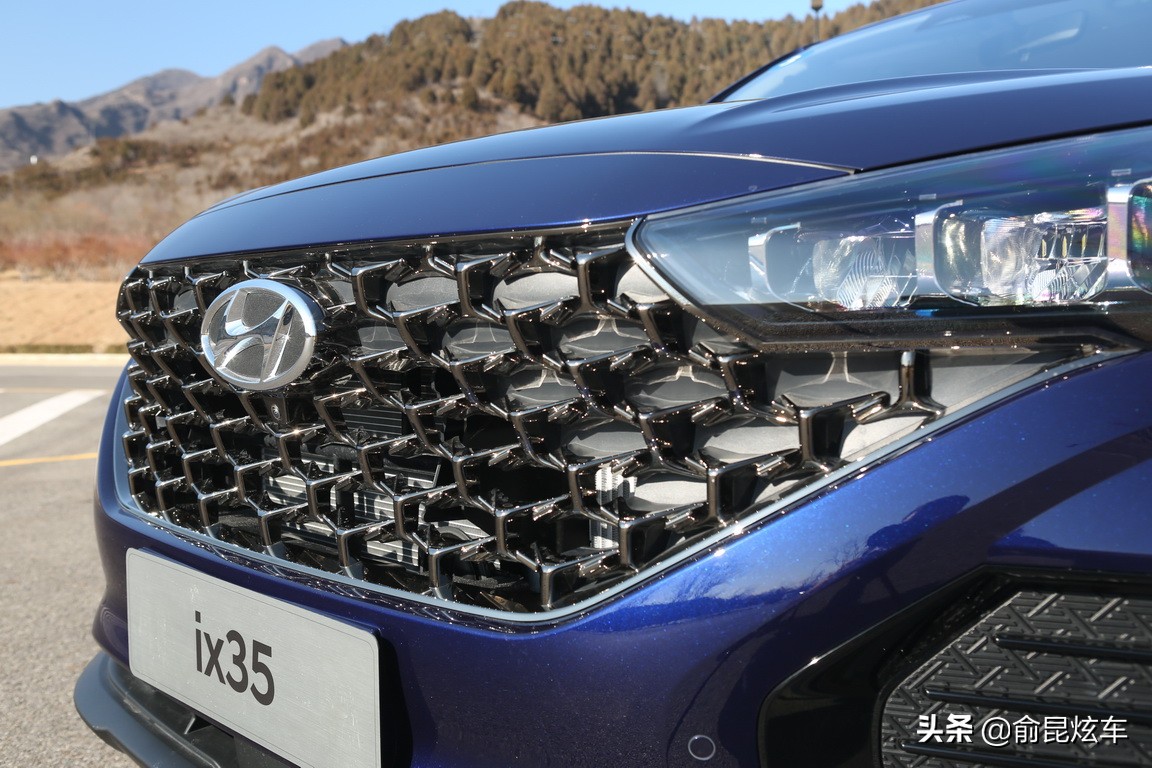 试驾黑色全新北京现代ix35,最新款2.0升北京现代ix35试驾