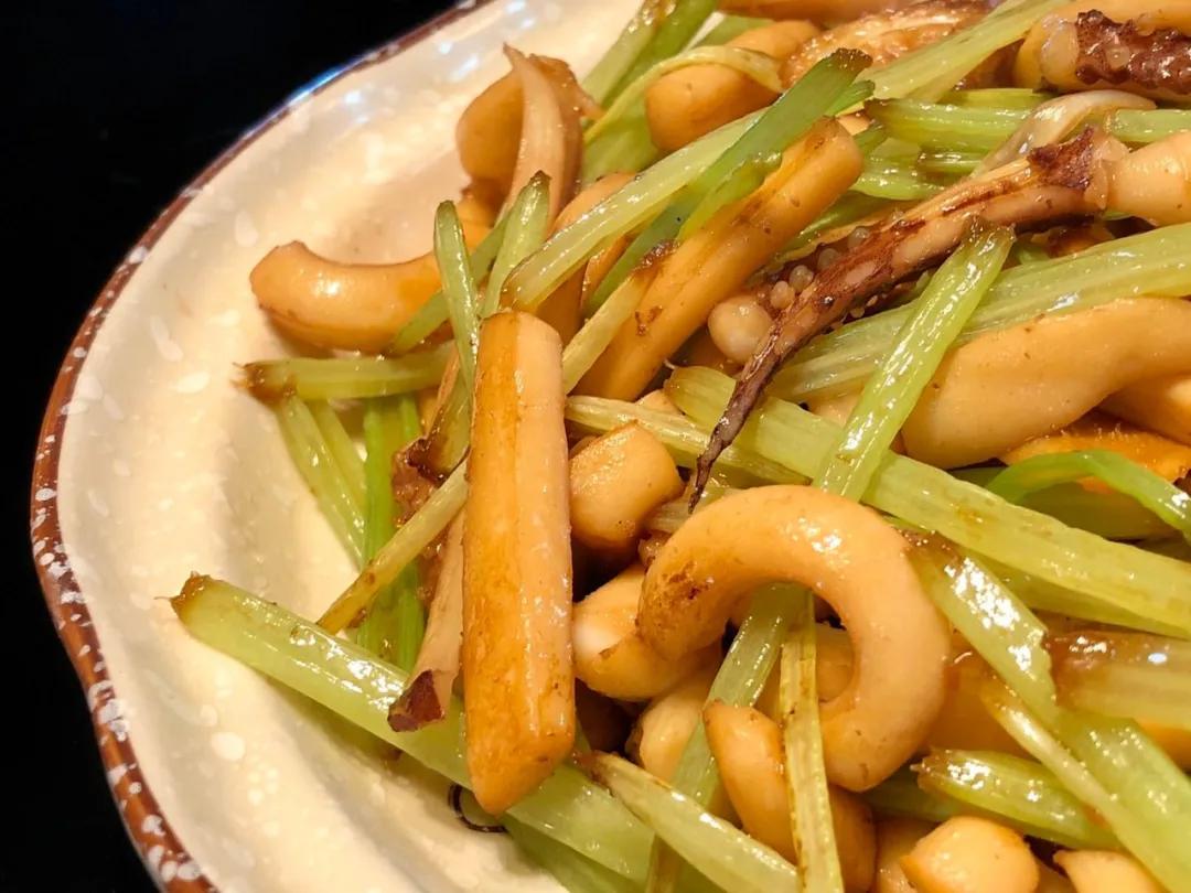 怎么把鱿鱼做得很好还会动,鱿鱼怎么炒又脆又嫩