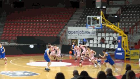 16岁中国后卫,16岁中国小将在意大利打球